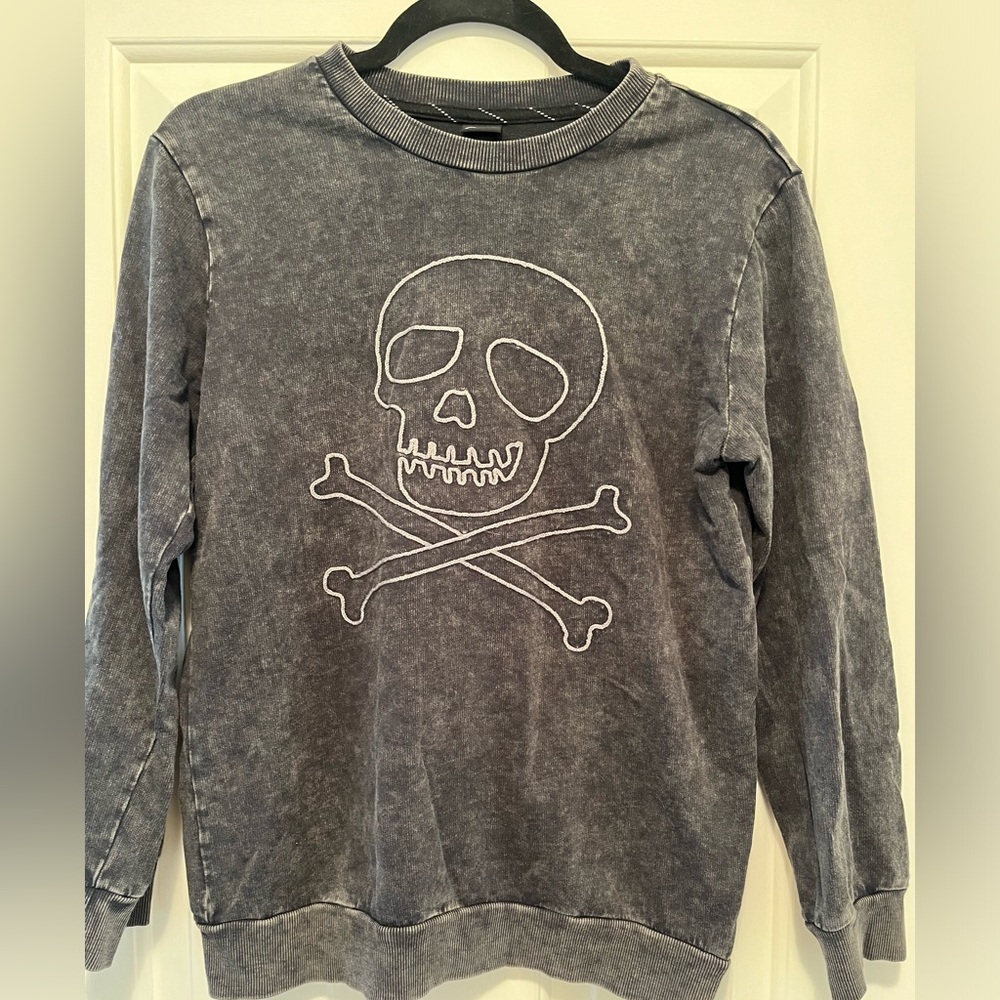 Distressed Gray Skull Sweatshirt - junior size XL